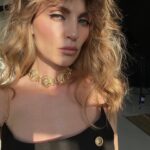Aleksandra Saveleva Instagram - КОГДА КАЖЕТСЯ - ТЕБЕ НЕ КАЖЕТСЯ Мне очень нравится эта фраза. Она очень много говорит о доверии к себе. На сколько мы близки с собой и можем кристально видеть и чувствовать себя и окружающих. Опираться на себя, на своё мнение и ощущения. Ведь когда мы отдаляемся от себя и от своих ценностей - мы потихоньку разрушаем эту связь с собой. А ведь она так важна. Никто тебе не заменит тебя. Как банально это бы не звучало) Но как не потерять эту связь? Она есть у каждого, это базовая настройка, которую к сожалению могут порушить обстоятельства взросления , например, или токсичное окружение, или ещё чего хуже человек с психопатическим или нарциссическим расстройством личности, находящийсяся рядом.( но это тема отдельного поста и обязательна к обсуждению с психотерапевтом ) Помочь укрепить связь с собой помогут простые действия: на ежедневной основе стараемся чаще замедляться и сканировать свои чувства и ощущения в тч и телесные , так как часто именно тело сообщает нам о многом. Обращаем внимание на мелочи( в разговоре, если ощущения касаются другого человека), не доверять только словам, смотреть на дела. Вести внутренний диалог с собой, если нужно даже оспариваем какие-то мысли, приводить доводы. Хвалить себя за проделанную работу, за осознанность в моменте. И помнить, что если вам кажется- то вам не кажется😎