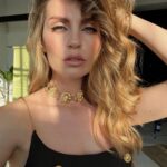 Aleksandra Saveleva Instagram - КОГДА КАЖЕТСЯ - ТЕБЕ НЕ КАЖЕТСЯ Мне очень нравится эта фраза. Она очень много говорит о доверии к себе. На сколько мы близки с собой и можем кристально видеть и чувствовать себя и окружающих. Опираться на себя, на своё мнение и ощущения. Ведь когда мы отдаляемся от себя и от своих ценностей - мы потихоньку разрушаем эту связь с собой. А ведь она так важна. Никто тебе не заменит тебя. Как банально это бы не звучало) Но как не потерять эту связь? Она есть у каждого, это базовая настройка, которую к сожалению могут порушить обстоятельства взросления , например, или токсичное окружение, или ещё чего хуже человек с психопатическим или нарциссическим расстройством личности, находящийсяся рядом.( но это тема отдельного поста и обязательна к обсуждению с психотерапевтом ) Помочь укрепить связь с собой помогут простые действия: на ежедневной основе стараемся чаще замедляться и сканировать свои чувства и ощущения в тч и телесные , так как часто именно тело сообщает нам о многом. Обращаем внимание на мелочи( в разговоре, если ощущения касаются другого человека), не доверять только словам, смотреть на дела. Вести внутренний диалог с собой, если нужно даже оспариваем какие-то мысли, приводить доводы. Хвалить себя за проделанную работу, за осознанность в моменте. И помнить, что если вам кажется- то вам не кажется😎