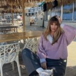 Aleksandra Saveleva Instagram – Внимание! Задание! 
Напиши на листочке бумаги левой рукой 300 раз «Я принимаю это» и …у тебя… 

НИЧЕГО НЕ ПРОИЗОЙДЁТ!

Принятие, принятие, принятие. Можно пересмотреть тонну видео о принятии, информации об этом сказано море, но мы до сих пор не знаем как это сделать.. ПРИНЯТЬ!

Столько всего нужно принимать в жизни: несправедливый мир, ситуации, людей, себя, в конце концов.. и это не делается по щелчку пальцев, потому-что это реальная работа. Это анализ, это осознание, это встреча со своими страхами, это трезвый взгляд на реальность, это превращение себя из жертвы в наблюдателя. 

Принять в конце концов придется, потому-что всю энергию так и будешь сливать в то, что ты до сих пор не принял. И ни на что другое хватать уже не будет. 

Так что запасаемся терпением, хорошим психологом и желанием наконец-то принять по-настоящему. 

Жизнь все равно останется не простой, но после принятия точно немного отпустит))) и разглядится то, что было застлано пеленой непринятия, а так же начнут делаться дела и все вокруг станет понятнее.