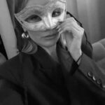 Aleksandra Saveleva Instagram - МОИ «ДРУГИЕ» ИТОГИ ГОДА Уже несколько лет подряд я не подвожу итоги года в стиле - сделала это и то, заработала столько -то, реализовала то и то. Нет, это конечно делать надо и всегда приятно отметить свои заслуги, но хочется поговорить о другой стороне…Очень важной для каждого человека. Сейчас самым важным считаю подвести «психологические итоги года». Это то, как я реагирую на разные ситуации, научилась ли не ругать себя за ошибки, а относиться с сочувствием. Могу ли наслаждаться промежуточными результатами. Для меня важно посмотреть как со всем этим было год назад и сравнить с тем что есть сейчас. Так же важный момент для меня- это самокритика. Как сильно или жестко я сама себя критикую, могу ли отнестись с пониманием к своим «недочетам», совершенным действиям, словам, поступкам. Особое внимание уделяю «выдерживанию» жизни, вдохновению к отношениям, творчеству, материнству. Проверяю, на сколько моя жизнь соответствовала моим ценностям, и даже если где-то произошло разделение- анализирую как лучше к этому вернуться или может пора поменять значимость ценности. И конечно ставлю себе цели на Новый год- над чем буду работать дальше.✊🏼 Расскажите о своём опыте подведения итогов года✨