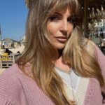 Aleksandra Saveleva Instagram – Внимание! Задание! 
Напиши на листочке бумаги левой рукой 300 раз «Я принимаю это» и …у тебя… 

НИЧЕГО НЕ ПРОИЗОЙДЁТ!

Принятие, принятие, принятие. Можно пересмотреть тонну видео о принятии, информации об этом сказано море, но мы до сих пор не знаем как это сделать.. ПРИНЯТЬ!

Столько всего нужно принимать в жизни: несправедливый мир, ситуации, людей, себя, в конце концов.. и это не делается по щелчку пальцев, потому-что это реальная работа. Это анализ, это осознание, это встреча со своими страхами, это трезвый взгляд на реальность, это превращение себя из жертвы в наблюдателя. 

Принять в конце концов придется, потому-что всю энергию так и будешь сливать в то, что ты до сих пор не принял. И ни на что другое хватать уже не будет. 

Так что запасаемся терпением, хорошим психологом и желанием наконец-то принять по-настоящему. 

Жизнь все равно останется не простой, но после принятия точно немного отпустит))) и разглядится то, что было застлано пеленой непринятия, а так же начнут делаться дела и все вокруг станет понятнее.