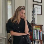 Aleksandra Saveleva Instagram – НЕ НАДО СТЕСНЯТЬСЯ

Как стеснение мешает нам по жизни общаться с людьми, строить отношения, продвигаться по карьерной лестнице… и наступают такие моменты в жизни, когда хочется все бросить и поменяться. Но увы, в один день это не происходит, и далее по кругу мучительное недовольство собой, и как следствие порождение ещё большей неуверенности и страхов. 

Хочу вам рассказать принцип работы со стеснением:
🙈 составьте список ситуаций в которых вы стесняетесь или чувствуете определенный дискомфорт. Опишите подробно все случаи.
🙈дать каждой ситуации баллы беспокойства. От 1 до 100. Сразу будет легче увидеть что больше триггерит.
🙈работа с самооценкой.  Зафиксировать свои сильные стороны и победы, выписывать каждую , даже если она кажется незначительной.
🙈подумать а для чего мне нужно избавляться от стеснения( например мешает познакомиться с кем-то, построить отношения) 
🙈 приступать к тренировкам. Строить новые нейронные связи. Придумать для себя одно небольшое свершение на каждый день- 
(Например, когда я стеснялась говорить на английском, в течение времени нахождения в других странах моей целью на день было поговорить с незнакомцами восхититься маникюром или спросить о погоде, инициатором беседы должна была выступать я)
🙈старайтесь больше общаться с разными людьми и в моменте не анализируйте как вы выглядите со стороны. Попробуйте сконцентрироваться на их идеях и мыслях. Пусть это вам будет по-настоящему интересно.
🙈сходите на курсы постановки речи и языка тела- это поможет вам чувствовать себя ещё увереннее. 
🙈не концентрируйте внимание перед другими людьми на своей застенчивости, даже если ваше тело и вегетативная нервная система выдаёт реакции в виде покраснения щек или тремора рук, не оправдывайтесь, а говорите правду например в шутливой форме- «ох, это такой интересный разговор, я даже разволновался», все остальные точно оценят вашу искренность. И начнут разглядывать и искать в вас другие положительные черты. Так вы убьете двух Зайцев- настроите мозг на нужную нейронную сеть и завоюете внимание окружающих как увереный в себе и открытый человек. 

Поделитесь вашими личными рецептами от стеснительности или опытом борьбы с ней😌