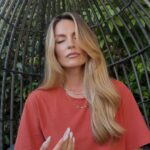 Aleksandra Saveleva Instagram - КАК УБРАТЬ ТРЕВОЖНЫЕ МЫСЛИ? Как часто, когда вы тревожьтесь , слышите советы- сходи на йогу отвлекись, помедитируй- навязчивые мысли перестанут посещать тебя. Хочу вас огорчить- это , к сожалению , так не работает. Тем, что мы «отвлекаемся» от тревоги, тем самым мы все больше и больше ее подкрепляем, соответственно таких беспокоящих мыслей даже может стать больше. Да, на спорт, йогу и другие занятия ходить можно и нужно, но не с целью убежать от проблем.) Хорошая новость в том, что с тревожными и навязчивыми мыслями сейчас можно очень качественно работать, многие методы психотерапии удачно справляются с этой задачей- и приятный бонус такой работы навык совладать с такими мыслями и находиться с ними в гармонии ( и это не ошибка в тексте). Сегодня я хочу вам предложить упражнение, технику «Листья на реке». Это особенная техника осознанности , которая помогает управлять своими мыслями и эмоциями. В основе этой техники лежит идея, что мысли - это не что-то , что нужно контролировать или изменять, а скорее наблюдать и принимать. Эта техника учит : ПРИНЯТИЮ своих мыслей и чувств, а не их подавление или изменение ДИСТАНЦИРОВАНИЮ от мыслей-мы отделяемся от мыслей, представляя их в виде листьев, плывущих по реке. НЕПРИВЯЗАННОСТИ - важно не следовать за листьями( мыслями), а просто наблюдать. Это помогает не фиксироваться на них. ОСОЗНАННОСТИ процесс наблюдения за своими мыслями улучшает способность быть в текущем моменте а не убегать в прошлое или будущее. Сделайте технику и расскажите как у вас получилось. Делать ее конечно нужно не один раз , а практиковать ежедневно. Например по 10-20 мин в день.