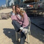 Aleksandra Saveleva Instagram – Внимание! Задание! 
Напиши на листочке бумаги левой рукой 300 раз «Я принимаю это» и …у тебя… 

НИЧЕГО НЕ ПРОИЗОЙДЁТ!

Принятие, принятие, принятие. Можно пересмотреть тонну видео о принятии, информации об этом сказано море, но мы до сих пор не знаем как это сделать.. ПРИНЯТЬ!

Столько всего нужно принимать в жизни: несправедливый мир, ситуации, людей, себя, в конце концов.. и это не делается по щелчку пальцев, потому-что это реальная работа. Это анализ, это осознание, это встреча со своими страхами, это трезвый взгляд на реальность, это превращение себя из жертвы в наблюдателя. 

Принять в конце концов придется, потому-что всю энергию так и будешь сливать в то, что ты до сих пор не принял. И ни на что другое хватать уже не будет. 

Так что запасаемся терпением, хорошим психологом и желанием наконец-то принять по-настоящему. 

Жизнь все равно останется не простой, но после принятия точно немного отпустит))) и разглядится то, что было застлано пеленой непринятия, а так же начнут делаться дела и все вокруг станет понятнее.