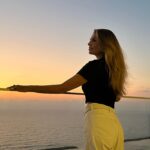 Aleksandra Saveleva Instagram - Продолжим разговор про внутреннюю опору и пути ее укрепления. Если вы чувствуете, что у вас появилась тревожность, страх за будущее, вы не можете справиться с потоком тревожных мыслей или вам кажется , что вы растеряли себя, и собраться для вас представляет трудность- ниже я приведу вопросы , ответив на которые сами себе у вас появится некая ясность или вы отметите для себя с чем нужно поработать. Сядьте в уютном помещении, возьмите любимый напиток( не алкогольный) и перед началом работы с вопросами сделайте небольшую медитацию. Закройте глаза и сделайте несколько глубоких вдохов и выдохов. А так же почувствуйте своё тело от кончиков пальцев до макушки головы. Открывайте глаза - теперь постарайтесь ответить на все вопросы( можно письменно): 👉🏼На что я могу опереться внутри себя? На какие свои качества, способности и опыт? Что у меня уже хорошо получается? В чем я «молодец?» 👉🏼На что я могу опереться вовне? У кого можно попросить помощь и поддержку? Какие еще внешние ресурсы я могу привлечь? 👉🏼Как я могу себя утешить? 👉🏼Как я вообще могу себе сделать хорошо?что для этого требуется? 👉🏼Не слишком ли напряжено мое тело? Что я могу сделать, чтобы стать более расслабленным? 👉🏼Как я дышу? Возможно, мое дыхание нужно сделать более глубоким и медленным. 👉🏼Что для меня самое важное в жизни? Как соотносится та проблема, которая сейчас меня тревожит, с тем, что является для меня самым важным в жизни? На самом ли деле эта проблема имеет такое уж большое значение? После ответов на вопросы займитесь любой любимой деятельностью. Отметьте что изменилось в вашем состоянии. Расскажите.