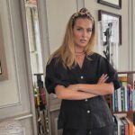 Aleksandra Saveleva Instagram – НЕ НАДО СТЕСНЯТЬСЯ

Как стеснение мешает нам по жизни общаться с людьми, строить отношения, продвигаться по карьерной лестнице… и наступают такие моменты в жизни, когда хочется все бросить и поменяться. Но увы, в один день это не происходит, и далее по кругу мучительное недовольство собой, и как следствие порождение ещё большей неуверенности и страхов. 

Хочу вам рассказать принцип работы со стеснением:
🙈 составьте список ситуаций в которых вы стесняетесь или чувствуете определенный дискомфорт. Опишите подробно все случаи.
🙈дать каждой ситуации баллы беспокойства. От 1 до 100. Сразу будет легче увидеть что больше триггерит.
🙈работа с самооценкой.  Зафиксировать свои сильные стороны и победы, выписывать каждую , даже если она кажется незначительной.
🙈подумать а для чего мне нужно избавляться от стеснения( например мешает познакомиться с кем-то, построить отношения) 
🙈 приступать к тренировкам. Строить новые нейронные связи. Придумать для себя одно небольшое свершение на каждый день- 
(Например, когда я стеснялась говорить на английском, в течение времени нахождения в других странах моей целью на день было поговорить с незнакомцами восхититься маникюром или спросить о погоде, инициатором беседы должна была выступать я)
🙈старайтесь больше общаться с разными людьми и в моменте не анализируйте как вы выглядите со стороны. Попробуйте сконцентрироваться на их идеях и мыслях. Пусть это вам будет по-настоящему интересно.
🙈сходите на курсы постановки речи и языка тела- это поможет вам чувствовать себя ещё увереннее. 
🙈не концентрируйте внимание перед другими людьми на своей застенчивости, даже если ваше тело и вегетативная нервная система выдаёт реакции в виде покраснения щек или тремора рук, не оправдывайтесь, а говорите правду например в шутливой форме- «ох, это такой интересный разговор, я даже разволновался», все остальные точно оценят вашу искренность. И начнут разглядывать и искать в вас другие положительные черты. Так вы убьете двух Зайцев- настроите мозг на нужную нейронную сеть и завоюете внимание окружающих как увереный в себе и открытый человек. 

Поделитесь вашими личными рецептами от стеснительности или опытом борьбы с ней😌