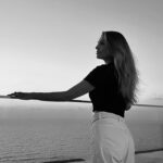 Aleksandra Saveleva Instagram - Продолжим разговор про внутреннюю опору и пути ее укрепления. Если вы чувствуете, что у вас появилась тревожность, страх за будущее, вы не можете справиться с потоком тревожных мыслей или вам кажется , что вы растеряли себя, и собраться для вас представляет трудность- ниже я приведу вопросы , ответив на которые сами себе у вас появится некая ясность или вы отметите для себя с чем нужно поработать. Сядьте в уютном помещении, возьмите любимый напиток( не алкогольный) и перед началом работы с вопросами сделайте небольшую медитацию. Закройте глаза и сделайте несколько глубоких вдохов и выдохов. А так же почувствуйте своё тело от кончиков пальцев до макушки головы. Открывайте глаза - теперь постарайтесь ответить на все вопросы( можно письменно): 👉🏼На что я могу опереться внутри себя? На какие свои качества, способности и опыт? Что у меня уже хорошо получается? В чем я «молодец?» 👉🏼На что я могу опереться вовне? У кого можно попросить помощь и поддержку? Какие еще внешние ресурсы я могу привлечь? 👉🏼Как я могу себя утешить? 👉🏼Как я вообще могу себе сделать хорошо?что для этого требуется? 👉🏼Не слишком ли напряжено мое тело? Что я могу сделать, чтобы стать более расслабленным? 👉🏼Как я дышу? Возможно, мое дыхание нужно сделать более глубоким и медленным. 👉🏼Что для меня самое важное в жизни? Как соотносится та проблема, которая сейчас меня тревожит, с тем, что является для меня самым важным в жизни? На самом ли деле эта проблема имеет такое уж большое значение? После ответов на вопросы займитесь любой любимой деятельностью. Отметьте что изменилось в вашем состоянии. Расскажите.