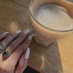 Aleksandra Saveleva Instagram – Внимание! Задание! 
Напиши на листочке бумаги левой рукой 300 раз «Я принимаю это» и …у тебя… 

НИЧЕГО НЕ ПРОИЗОЙДЁТ!

Принятие, принятие, принятие. Можно пересмотреть тонну видео о принятии, информации об этом сказано море, но мы до сих пор не знаем как это сделать.. ПРИНЯТЬ!

Столько всего нужно принимать в жизни: несправедливый мир, ситуации, людей, себя, в конце концов.. и это не делается по щелчку пальцев, потому-что это реальная работа. Это анализ, это осознание, это встреча со своими страхами, это трезвый взгляд на реальность, это превращение себя из жертвы в наблюдателя. 

Принять в конце концов придется, потому-что всю энергию так и будешь сливать в то, что ты до сих пор не принял. И ни на что другое хватать уже не будет. 

Так что запасаемся терпением, хорошим психологом и желанием наконец-то принять по-настоящему. 

Жизнь все равно останется не простой, но после принятия точно немного отпустит))) и разглядится то, что было застлано пеленой непринятия, а так же начнут делаться дела и все вокруг станет понятнее.