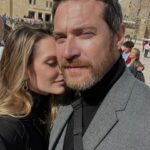 Aleksandra Saveleva Instagram - Последний раз у Стены Плача в Иерусалиме я была когда мы только познакомились с Кириллом, в 2009г. Он привёз меня знакомить с самыми близкими людьми- со своей семьей. Мамой, сёстрами,дочкой, племянниками. На тот момент мы встречались около пары месяцев. Но уже понимали, что нас ждёт совместное будущее . Так бывает, когда и правда ты чувствуешь, что это «твой человек». Встретила меня моя будущая свекровь очень по-доброму , обняла сразу. И я поняла, что принята в семью) вот так просто без интриг и нежелания отдавать сына в женские руки😅(стереотип разбит, просто есть на свете удивительные девушки🙂) Мы поехали на мертвое море, потом заехали в Иерусалим, прошли по «пути скорби», заглянули в Храм Гроба Господня, и еще несколько интересных мест в сопровождении прекрасной экскурсии от талантливого и умного Сергея Гранкина( друг Кирилла, военный журналист, режиссёр) и вот мы подошли к НЕЙ… Я впервые оказалась у стены плача. Для меня было сюрпризом, что женщины и мужчины к стене плача подходили отдельно, а после молитвы и традиционной записки от святыни нужно отходить не поворачиваясь к ней спиной. Я написала много просьб на одной малюсенькой бумажке, места для ее размещения не было, но как и все, я постаралась воткнуть своё письмо в свободный милли-миллиметр. Что я тогда попросила? Здоровье. Семью. Детей. Вдохновения для любимой профессии. Ощущения гармонии с внутренним и внешним миром.. И вот спустя эти годы я снова перед ней. Стою, думаю, молюсь. Мои желания не сильно изменились , но к ним прибавилось ещё одно…очень важное🕊 Продолжение следует… #савельевасафоновисторияжизни