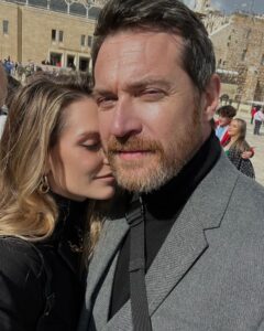 Aleksandra Saveleva Instagram - Последний раз у Стены Плача в Иерусалиме я была когда мы только познакомились с Кириллом, в 2009г. Он привёз меня знакомить с самыми близкими людьми- со своей семьей. Мамой, сёстрами,дочкой, племянниками. На тот момент мы встречались около пары месяцев. Но уже понимали, что нас ждёт совместное будущее . Так бывает, когда и правда ты чувствуешь, что это «твой человек». Встретила меня моя будущая свекровь очень по-доброму , обняла сразу. И я поняла, что принята в семью) вот так просто без интриг и нежелания отдавать сына в женские руки😅(стереотип разбит, просто есть на свете удивительные девушки🙂) Мы поехали на мертвое море, потом заехали в Иерусалим, прошли по «пути скорби», заглянули в Храм Гроба Господня, и еще несколько интересных мест в сопровождении прекрасной экскурсии от талантливого и умного Сергея Гранкина( друг Кирилла, военный журналист, режиссёр) и вот мы подошли к НЕЙ… Я впервые оказалась у стены плача. Для меня было сюрпризом, что женщины и мужчины к стене плача подходили отдельно, а после молитвы и традиционной записки от святыни нужно отходить не поворачиваясь к ней спиной. Я написала много просьб на одной малюсенькой бумажке, места для ее размещения не было, но как и все, я постаралась воткнуть своё письмо в свободный милли-миллиметр. Что я тогда попросила? Здоровье. Семью. Детей. Вдохновения для любимой профессии. Ощущения гармонии с внутренним и внешним миром.. И вот спустя эти годы я снова перед ней. Стою, думаю, молюсь. Мои желания не сильно изменились , но к ним прибавилось ещё одно…очень важное🕊 Продолжение следует… #савельевасафоновисторияжизни