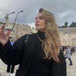 Aleksandra Saveleva Instagram - Последний раз у Стены Плача в Иерусалиме я была когда мы только познакомились с Кириллом, в 2009г. Он привёз меня знакомить с самыми близкими людьми- со своей семьей. Мамой, сёстрами,дочкой, племянниками. На тот момент мы встречались около пары месяцев. Но уже понимали, что нас ждёт совместное будущее . Так бывает, когда и правда ты чувствуешь, что это «твой человек». Встретила меня моя будущая свекровь очень по-доброму , обняла сразу. И я поняла, что принята в семью) вот так просто без интриг и нежелания отдавать сына в женские руки😅(стереотип разбит, просто есть на свете удивительные девушки🙂) Мы поехали на мертвое море, потом заехали в Иерусалим, прошли по «пути скорби», заглянули в Храм Гроба Господня, и еще несколько интересных мест в сопровождении прекрасной экскурсии от талантливого и умного Сергея Гранкина( друг Кирилла, военный журналист, режиссёр) и вот мы подошли к НЕЙ… Я впервые оказалась у стены плача. Для меня было сюрпризом, что женщины и мужчины к стене плача подходили отдельно, а после молитвы и традиционной записки от святыни нужно отходить не поворачиваясь к ней спиной. Я написала много просьб на одной малюсенькой бумажке, места для ее размещения не было, но как и все, я постаралась воткнуть своё письмо в свободный милли-миллиметр. Что я тогда попросила? Здоровье. Семью. Детей. Вдохновения для любимой профессии. Ощущения гармонии с внутренним и внешним миром.. И вот спустя эти годы я снова перед ней. Стою, думаю, молюсь. Мои желания не сильно изменились , но к ним прибавилось ещё одно…очень важное🕊 Продолжение следует… #савельевасафоновисторияжизни