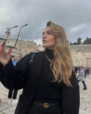 Aleksandra Saveleva Instagram - Последний раз у Стены Плача в Иерусалиме я была когда мы только познакомились с Кириллом, в 2009г.
Он привёз меня знакомить с самыми близкими людьми- со своей семьей. Мамой, сёстрами,дочкой,  племянниками. На тот момент мы встречались около пары месяцев. Но уже понимали, что нас ждёт совместное будущее . 
Так бывает, когда и правда ты чувствуешь, что это «твой человек». Встретила меня моя будущая свекровь очень по-доброму , обняла сразу. И я поняла, что принята в семью) вот так просто без интриг и нежелания отдавать сына в женские руки😅(стереотип разбит, просто есть на свете удивительные девушки🙂) 

Мы поехали на мертвое море, потом заехали в Иерусалим, прошли по «пути скорби», заглянули в Храм Гроба Господня, и еще несколько интересных мест в сопровождении прекрасной экскурсии от талантливого и умного Сергея Гранкина( друг Кирилла, военный журналист, режиссёр) и вот мы подошли к НЕЙ…
Я впервые оказалась у стены плача. 
Для меня было сюрпризом, что женщины и мужчины к стене плача подходили отдельно, а после молитвы и традиционной записки от святыни нужно отходить не поворачиваясь к ней спиной.

Я написала много просьб на одной малюсенькой бумажке, места для ее размещения не было, но как и все, я постаралась воткнуть своё письмо в свободный милли-миллиметр.

Что я тогда попросила? 
Здоровье. Семью. Детей. Вдохновения для любимой профессии. Ощущения гармонии с внутренним и внешним миром..

И вот спустя эти годы я снова перед ней. Стою, думаю, молюсь. Мои желания не сильно изменились , но к ним прибавилось ещё одно…очень важное🕊

Продолжение следует…
#савельевасафоновисторияжизни