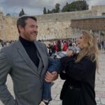 Aleksandra Saveleva Instagram - Последний раз у Стены Плача в Иерусалиме я была когда мы только познакомились с Кириллом, в 2009г. Он привёз меня знакомить с самыми близкими людьми- со своей семьей. Мамой, сёстрами,дочкой, племянниками. На тот момент мы встречались около пары месяцев. Но уже понимали, что нас ждёт совместное будущее . Так бывает, когда и правда ты чувствуешь, что это «твой человек». Встретила меня моя будущая свекровь очень по-доброму , обняла сразу. И я поняла, что принята в семью) вот так просто без интриг и нежелания отдавать сына в женские руки😅(стереотип разбит, просто есть на свете удивительные девушки🙂) Мы поехали на мертвое море, потом заехали в Иерусалим, прошли по «пути скорби», заглянули в Храм Гроба Господня, и еще несколько интересных мест в сопровождении прекрасной экскурсии от талантливого и умного Сергея Гранкина( друг Кирилла, военный журналист, режиссёр) и вот мы подошли к НЕЙ… Я впервые оказалась у стены плача. Для меня было сюрпризом, что женщины и мужчины к стене плача подходили отдельно, а после молитвы и традиционной записки от святыни нужно отходить не поворачиваясь к ней спиной. Я написала много просьб на одной малюсенькой бумажке, места для ее размещения не было, но как и все, я постаралась воткнуть своё письмо в свободный милли-миллиметр. Что я тогда попросила? Здоровье. Семью. Детей. Вдохновения для любимой профессии. Ощущения гармонии с внутренним и внешним миром.. И вот спустя эти годы я снова перед ней. Стою, думаю, молюсь. Мои желания не сильно изменились , но к ним прибавилось ещё одно…очень важное🕊 Продолжение следует… #савельевасафоновисторияжизни