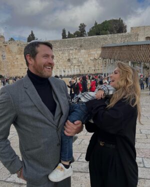 Aleksandra Saveleva Instagram - Последний раз у Стены Плача в Иерусалиме я была когда мы только познакомились с Кириллом, в 2009г.
Он привёз меня знакомить с самыми близкими людьми- со своей семьей. Мамой, сёстрами,дочкой,  племянниками. На тот момент мы встречались около пары месяцев. Но уже понимали, что нас ждёт совместное будущее . 
Так бывает, когда и правда ты чувствуешь, что это «твой человек». Встретила меня моя будущая свекровь очень по-доброму , обняла сразу. И я поняла, что принята в семью) вот так просто без интриг и нежелания отдавать сына в женские руки😅(стереотип разбит, просто есть на свете удивительные девушки🙂) 

Мы поехали на мертвое море, потом заехали в Иерусалим, прошли по «пути скорби», заглянули в Храм Гроба Господня, и еще несколько интересных мест в сопровождении прекрасной экскурсии от талантливого и умного Сергея Гранкина( друг Кирилла, военный журналист, режиссёр) и вот мы подошли к НЕЙ…
Я впервые оказалась у стены плача. 
Для меня было сюрпризом, что женщины и мужчины к стене плача подходили отдельно, а после молитвы и традиционной записки от святыни нужно отходить не поворачиваясь к ней спиной.

Я написала много просьб на одной малюсенькой бумажке, места для ее размещения не было, но как и все, я постаралась воткнуть своё письмо в свободный милли-миллиметр.

Что я тогда попросила? 
Здоровье. Семью. Детей. Вдохновения для любимой профессии. Ощущения гармонии с внутренним и внешним миром..

И вот спустя эти годы я снова перед ней. Стою, думаю, молюсь. Мои желания не сильно изменились , но к ним прибавилось ещё одно…очень важное🕊

Продолжение следует…
#савельевасафоновисторияжизни