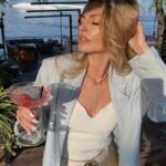 Aleksandra Saveleva Instagram – ПРО САМООЦЕНКУ И ОБЩЕСТВЕННОЕ МНЕНИЕ

Мне часто в комментариях пишут что-то негативное. Про мой голос, внешность , песни, способности, мужа, ребёнка… 
И часто задаваемый вопрос- как вы на это реагируете? 

Моя реакция на протяжении моей публичной жизни была совершенно разная и по мере работы над собой она становилась все здоровее и здоровее. Сейчас я позволяю людям иметь своё мнение, я не пытаюсь контролировать их мысли и их поступки. Я сохраняю фокус внимания на себе и своей жизни.

Сделала что-то -плохо, не сделала- плохо, сделала и не сделала одновременно – опять не угодила🤣 угождать кому-то , быть для всех хорошей, менять свои решения в зависимости от чужого мнения, подстраиваться , чтоб не дай бог не осудили, не обсуждали- прямой путь в невроз и тревожные расстройства.

Но как же не обращать внимания на стороннюю критику в свой адрес? 
Как сформировать к этому иммунитет? Как не поддаваться на манипуляции извне? 

Для начала нужно сесть и разобраться с собой. Ответить самому себе честно на вопросы: 
🔸 Кто я? Кем я являюсь в этом мире?
🔸 Чего я хочу, каковы мои цели?
🔸 Каковы мои ценности и принципы ?
🔸 Чем я люблю заниматься а что мне приносит дискомфорт?
🔸 Какой вид деятельности приносит мне уверенность и как я дальше могу совершенствовать своё мастерство? 
🔸 Если мне плохо- как я себя могу утешить? 
🔸 С кем из моего окружения мне нравится общаться, а с кем нет?
🔸 От кого я готова услышать критику, а от кого нет? 
🔸 Какой реакции от себя на это мне бы хотелось? 

Задавая себе эти вопросы вы станете честнее с самим собой и начнёте взращивать своё здоровое «Я».
После того как вы хоть немного разберётесь- позволяйте иметь людям своё мнение, не контролируйте их мысли и поступки.
Когда мы научаемся быть целостными, когда мы точно знаем чего хотим, знаем наши ценности и готовы жить в соответствии с ними, понимаем как опереться на себя- тогда все остальное перестаёт вас задевать, а соответственно у Вас освобождается уйма времени( которую вы потратили на нервы и расстройства) для того чтоб совершенствоваться в любой области и наращивать свои личностные «мускулы».

Какие чувства испытываете когда вас критикуют или говорят/пишут гадости?