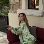 Aleksandra Saveleva Instagram - КТО УМЕЕТ ОТДЫХАТЬ? Еще 2 года назад я не умела отдыхать от слова совсем. Доходило до того, что в отпуске лёжа на лежаке под солнцем я крутилась как уж на сковороде. Настолько сильная была суета внутри🙈 Хотя спешить не надо было никуда. И вот оглядываясь сегодня на свои прошлые отпуска, я думаю- «как было хорошо, можно было отдохнуть, жить реально беззаботной жизнью, а ты либо куда-то бежала либо изводила себя мыслями( привет внутренний критик). Когда я довела себя до выгорания, мне пришлось сначала принять тот факт, что я совсем не умею отдыхать. И вот это ощущение, что я чего-то не успею доделать, что-то пройдёт мимо меня, без меня там не справятся и еще куча достаточно часто встречающихся аргументаций меня просто изводили.. понять, то поняла, признала, а вот принять и попробовать изменить взяло в разы больше времени. Спойлер : я научилась таки отдыхать😆 Как? КАК? Спросите вы? Я просто начала! это делать постепенно приучая свой мозг к факту отдыха. По-началу непросто было справиться с тревогой ничегонеделания- даже заставить себя посмотреть кусочек сериала не отвлекаясь на телефон, на уборку или какие-то другие срочные дела. Просто посидеть и посмотреть! Я училась ПРОСТО лежать в кровати, не читать книгу, не залипать в телефоне, а именно лежать. Сначала 10 минут - лежала и обращала внимание как части тела касаются кровати, комфортно ли, почти медитация получалась. Постепенно. Увеличивала время любого отдыха. Приходя в гости, я нарочно оставляла телефон в сумке, чтоб насладиться общением здесь и сейчас и заставляла себя расслабляться.( сначала было тоже некомфортно) И через какое-то время я научилась не смешивать 100 дел одновременно, погружаться в процесс отдыха без чувства вины, кайфовать в моменте… Ps Конечно в каждом индивидуальном случае по-разному. Потому-что часто лучший отдых- это смена деятельности. Например если человек занимается физ трудом, то лучше выспаться и полежать, если умственным, то спорт или активная прогулка поможет развеяться. Тут нужно пробовать что подойдет именно вам. (У меня нагрузка и эмоц, и физ, и умственная, поэтому приходится учиться разному отдыху) Расскажите как вы отдыхаете? Получается?