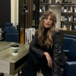 Aleksandra Saveleva Instagram - Зачем довольствоваться малым, если можно получить лучшее. А ведь и правда мы ежедневно совершаем маленькие выборы. А что если в моменте обращать внимание на то ЧТО ты выбираешь. А что если в моменте не поддаваться своей внутренней тревоге, которая застилает ум, и не дать сделать другому выбор, который должен оставаться за вами? Маленький тест: Например- вы приезжаете в отель,заходите в комнату и вам она не нравится. Ваши действия? Пойдете менять? Или согласитесь с тем что вам дали, типо да и так сойдет)