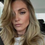 Aleksandra Saveleva Instagram - Навеяно фото с прикрытым глазом👁 Недавно посмотрела пару видео историй про Бритни Спирс и нескольких уже покинувших этот мир звёзд с точки зрения конспирологии. Таких видео полно в интернете, даже с доказательствами , которые конспирологии или просто поклонники артистов так серьезно смакуют. Теории заговора очень популярны среди нас. И, это очевидно, потому-что так можно объяснить многие события, которые наш мозг отказывается из-за тревоги или неопределенности или недостатка знаний трактовать как-то по-другому. И вот уже есть о чем поговорить и обсудить, например, что Майкл Джексон жив, а смерть была инсценировкой, полной загадочных деталей, и сейчас он просто живет с Мерилин Монро, принцессой Дианой, Утни Хьюстон и …( добавьте своего героя) где-то на необитаемом острове, где они медленно потягивают коктейльчики и обсуждают как они всех обманули и теперь кайфуют в дали от социальной суеты). И я уж не говорю о политике, там истории похлеще. Теории заговоров - это ведь не одна цельная история где у нас будет черное и белое- либо верим либо нет. Теории заговоров состоят из множественных интерпретаций отдельных фактов, каждая из которых может занимать полярно разные места на шкале от абсурда до научных данных. Между явной теорией заговора и научными фактами существует большая серая зона , в которой для каждого из нас найдется вполне логичное объяснение мира, а для кого-то оно покажется вполне конспирологическим. Продолжение в карусели… А вы верите в теории заговора?