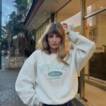 Aleksandra Saveleva Instagram – Очень интересный инсайт меня сегодня посетил)

В популярной психологии постоянно твердят – позволь себе проявляться, разреши себе жить, зарабатывать, иметь.. 
Вы знаете как это сделать? Вот и я тоже нет. Нельзя щелкнуть пальцами и сказать- все! Я разрешила себе, -и такое все начало получаться 😅 Это слишком поверхностно и не имеет никакого смысла.

Если копнуть глубже- тот самый внутренний критик не только критикует ( возможно голосом одного из родителей или учителей или друзей) все что мы делаем плохо или хорошо или не делаем совсем, а самое главное -оспаривает наше желание жить и иметь потребности. Вот в чем соль.

Критика наших потребностей
( не разрешаю реализовывать, не разрешаю экспериментировать) перерастает в самокритику и застревание в самобичевании… 

Напишите какие ваши потребности не разрешает удовлетворять ваш внутренний критик? Вы же у меня думающие здесь 😍
Как вам в целом с такой идеей?