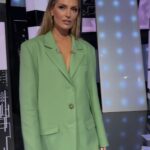 Aleksandra Saveleva Instagram - А компромат-то весь остался на видео кассетах у меня и Мишки Гребенщикова😅 То, что произошло с 16ю счастливчиками отпечаталось в истории) От души посмеялись и повспоминали фабричные будни и не только.. Костюм by @woollywoo.store 🍏