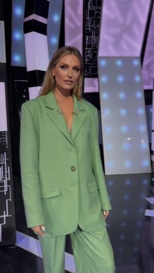 Aleksandra Saveleva Instagram - А компромат-то весь остался на видео кассетах у меня и Мишки Гребенщикова😅 
То, что произошло с 16ю счастливчиками отпечаталось в истории) 

От души посмеялись и повспоминали фабричные будни и не только..

Костюм by @woollywoo.store 🍏