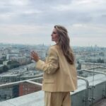Aleksandra Saveleva Instagram - ВАЖНЫЕ СЛОВА Когда мне было 9 лет, дочка маминой подруги пригласила меня на день рождения. Это были 90е и в России только начали появляться зарубежные продукты и электрические товары, одежда и еще много мелочевки. Их семья много путешествовала по миру и часто ездила в Канаду. Поэтому день рождения был наполнен иностранными шоколадками, газировкой , жвачкой и чипсами( на всегда запомнила этот вкус- с уксусом и солью). Мы смотрели какой-то ужастик по видеомагнитофону, играли в диковинном шалаше и болтали. Подруга рассказывала что ей подарят на следующий др, что у неё будет из еды что-то очень крутое. И что скоро они поедут в очередную поездку… Я очень хорошо помню как она говорила об этом всем очень просто и без хвастовства, но доля превосходства в этом всем конечно была…Для нас, детей, которые не привыкли к такой жизни. Тогда все семьи плюс минус были с одинаковым достатком. Я помню, что мне все это очень понравилось, и я была просто заворожена рассказами о загранице и вкусом импортных разносолов) И одновременно я очень расстроилась , почему же у меня такого нет… а очень хотелось, пожаловалась маме… И тут прозвучали самые важные слова, которые родитель говорит своему ребёнку, когда понимает, что ребёнок позавидовал - “Саша, у тебя тоже все это обязательно будет, ты только учись, делай что тебе нравится, найди любимую профессию, потом будешь работать и заработаешь себе на все что захочешь, ты будешь путешествовать по всему миру, покупать любую одежду и продукты. Только поставь себе цель и добивайся ее!”. Тогда я уже мечтала быть певицей. А дальше мою историю вы знаете.) Иногда я покупаю себе те самые чипсы с солью и уксусом, вспоминаю об этом разговоре и благодарю маму за эти правильные своевременные слова☺️