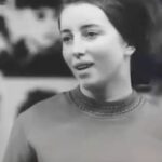 Aleksandra Saveleva Instagram - Учёный или убийца. Социальный эксперимент. Человек- существо стайное, коллективное. Так эволюционно сложилось. Нам нравится быть как все, даже если мы этого не осознаём. В ситуации, когда , например нужно массово выбирать фаворита или победителя- индивидуальное мышление уступает групповому. Когнитивные искажения часто не дают нам транслировать то, что на самом деле мы думаем. Наверняка в вашей жизни было такое, что вы соглашались с мнением большинства или меняли своё мнение на основе не полной услышанной и увиденной информации и слепо думали или делали так как те, кто вас окружает. Сегодня хочу показать вам один из моих любимых экспериментов В. Мухиной «Учёный или убийца» В научно- популярном фильме «Я и другие» показывают серию социальных экспериментов, доказывающих, что человек может легко додумать то что не понял или не запомнил. Так же он показывает на сколько люди подвержены мнению большинства. Суть эксперимента заключается в том, что из добровольцев было выбрано несколько человек, их увели в другую комнату, далее приглашали входить по одному. Всем испытуемым показали один и тот же портрет пожилого мужчины. Части из них ведущая сказала, что это известный учёный. Другим было сказано, что на портрете изображён опасный преступник. Участникам нужно было составить психологический портрет этого человека. В результате, в зависимости от представления мужчины студенты формировали своё собственное мнение о его чертах. Посмотрите видео, а потом вернитесь и ответьте на несколько вопросов: Как часто вы следовали мнению большинства? Как часто вы соглашались с тем, что транслируется в массы, даже если внутренний голос и ваши ощущения говорили вам об обратном?