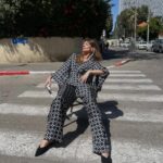 Aleksandra Saveleva Instagram – Китайцы говорят: «Скрученное дерево живет своей жизнью, в то время как правильное дерево идет на доски»

А о чем это для вас?

Костюм by @inna_murier