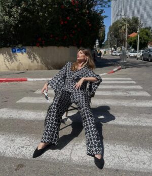 Aleksandra Saveleva Instagram - Китайцы говорят: «Скрученное дерево живет своей жизнью, в то время как правильное дерево идет на доски»

А о чем это для вас?

Костюм by @inna_murier