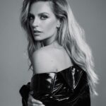 Aleksandra Saveleva Instagram – Иногда человеку нужно просто пару слов, чтоб посмотреть по-другому на ситуацию или пересмотреть решения, или найти в себе силы на изменения. Или один вопрос, для осознания важных моментов. И с радостным возгласом- «а что так можно было?» идти дальше. 
Тревога, возможно , не уйдёт совсем, но качество жизни улучшится намного🍒

Было? Помогло?

Pic by @kat_shumskaya 
Style @valentina.petrenko.stylist 
MuaH @lizaliza.s