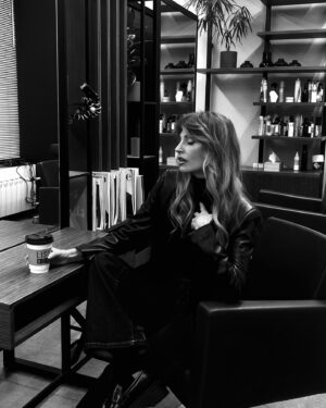 Aleksandra Saveleva Instagram - Зачем довольствоваться малым, если можно получить лучшее. 

А ведь и правда мы ежедневно совершаем маленькие выборы. А что если в моменте обращать внимание на то ЧТО ты выбираешь. А что если в моменте не поддаваться своей внутренней тревоге, которая застилает ум, и не дать сделать другому выбор, который должен оставаться за вами?

Маленький тест: 
Например- вы приезжаете  в отель,заходите в комнату и вам она не нравится. Ваши действия? Пойдете менять? Или согласитесь с тем что вам дали, типо да и так сойдет)