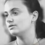Aleksandra Saveleva Instagram - Учёный или убийца. Социальный эксперимент. Человек- существо стайное, коллективное. Так эволюционно сложилось. Нам нравится быть как все, даже если мы этого не осознаём. В ситуации, когда , например нужно массово выбирать фаворита или победителя- индивидуальное мышление уступает групповому. Когнитивные искажения часто не дают нам транслировать то, что на самом деле мы думаем. Наверняка в вашей жизни было такое, что вы соглашались с мнением большинства или меняли своё мнение на основе не полной услышанной и увиденной информации и слепо думали или делали так как те, кто вас окружает. Сегодня хочу показать вам один из моих любимых экспериментов В. Мухиной «Учёный или убийца» В научно- популярном фильме «Я и другие» показывают серию социальных экспериментов, доказывающих, что человек может легко додумать то что не понял или не запомнил. Так же он показывает на сколько люди подвержены мнению большинства. Суть эксперимента заключается в том, что из добровольцев было выбрано несколько человек, их увели в другую комнату, далее приглашали входить по одному. Всем испытуемым показали один и тот же портрет пожилого мужчины. Части из них ведущая сказала, что это известный учёный. Другим было сказано, что на портрете изображён опасный преступник. Участникам нужно было составить психологический портрет этого человека. В результате, в зависимости от представления мужчины студенты формировали своё собственное мнение о его чертах. Посмотрите видео, а потом вернитесь и ответьте на несколько вопросов: Как часто вы следовали мнению большинства? Как часто вы соглашались с тем, что транслируется в массы, даже если внутренний голос и ваши ощущения говорили вам об обратном?