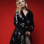 Aleksandra Saveleva Instagram – Иногда человеку нужно просто пару слов, чтоб посмотреть по-другому на ситуацию или пересмотреть решения, или найти в себе силы на изменения. Или один вопрос, для осознания важных моментов. И с радостным возгласом- «а что так можно было?» идти дальше. 
Тревога, возможно , не уйдёт совсем, но качество жизни улучшится намного🍒

Было? Помогло?

Pic by @kat_shumskaya 
Style @valentina.petrenko.stylist 
MuaH @lizaliza.s