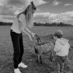 Aleksandra Saveleva Instagram - «Материнская любовь — это мир. Ее не нужно завоевывать, ее не нужно заслуживать». Э.Фромм Дай Бог, чтоб хватало мудрости всегда об этом помнить! С днем Матери!🤍