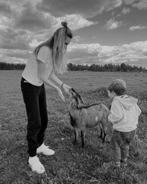 Aleksandra Saveleva Instagram - «Материнская любовь — это мир. Ее не нужно завоевывать, ее не нужно заслуживать». Э.Фромм

Дай Бог, чтоб хватало мудрости всегда об этом помнить!
С днем Матери!🤍