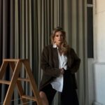 Aleksandra Saveleva Instagram - ОБРАЩЕНИЕ К ВНУТРЕННЕМУ КРИТИКУ Эй, внутренний критик! Сейчас я расскажу тебе о себе, о себе настоящем… А не о том, которого видишь ты. Я достаточно хороший человек. Трудолюбивый, добрый, честный, верный. Все что я делаю в своей жизни- я делаю искренне и с душой. У меня много достижений. И достижением я считаю любую мелочь, которая мне удалась лучше чем вчера. Да и даже если не удалась, я все равно похвалю себя за то, что снова попробовал! Я воплощаю все свои идеи, пусть даже ты часто мешаешь сделать все в полном объёме, порой заставляешь делать работу гораздо дольше и энергозатратнее, что после этого не хватает сил на другие дела.. и даже там ты умудряешься вставить свои «5 копеек», когда я устал и без сил ты становишься громче и ярче, так что не даёшь даже отдохнуть спокойно, от тебя же самого! Раньше я расстраивался , плакал и злился на себя и думал, что это я такой, а оказалось -ТЫ! Мне не просто тебя принимать , но я учусь, и с каждым разом ответные аргументы все сильнее! Я должен это делать каждый раз, когда ты атакуешь меня. Мне это нужно, чтоб сделать твой голос чуть тише. Чтоб ты превратился из разрушающей силы во вдохновляющую. Я знаю, что ты часто очень помогаешь мне, поэтому я не смогу без тебя. Так что пожалуйста, давай договоримся сотрудничать. Я знаю, у нас получится🙏🏼