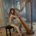 Aleksandra Saveleva Instagram - Посвящается тем , кого заставляли ходить в музыкалку) На самом деле ваши родные и правда желали вам лучшего, записывая вас детьми в музыкальную школу. И пусть не все из нас пошли по пути музыканта, но музыкальные занятия внесли неоценимый вклад в развитие мозга и интеллектуальных способностей. Нейроученые обнаружили что долгие занятия на фортепиано и других музыкальных инструментах улучшают связи между полушариями, улучшают двигательные навыки и ощущения себя в пространстве. Мозг музыканта анатомически отличается от мозга человека, который не занимается музыкой. Подобно тому как физические тренировки улучшают форму тела - так и музицирования и изучение гармонии с сольфеджио изменяют свойства мозга. Важен и тот факт, что,музыка действительно повышает интеллект. Дети, учащиеся в музыкальной школе, лучше справляются с другими, не музыкальными предметами в школе, интенсивнее работают и развивают интеллект, лучше концентрируются на изучении любого материала и становятся более усидчивыми. Своего сына я тоже отвела на музыку, и даже если он не захочет быть музыкантом, он получит все эти бонусы от занятий! А вас заставляли ходить? Или ходили с удовольствием? Поведете детей?