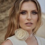 Aleksandra Saveleva Instagram – И без лишних фраз
Мы здесь и сейчас
Там где-то у моря
Нас будет двое…

Pic by @strotsevaphoto 
Muah @olyadavidenko_makeupartist 
Style @katrin.stepanov