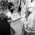 Alessandra Mastronardi Instagram - Un regalo sospeso. Una meravigliosa iniziativa di @unicefitalia in collaborazione con @clementonitoys. Grazie ai meravigliosi medici del reparto di Neuropsichiatria infantile e neuro muscolare e neurochirurgia infantile e oncologia pediatrica del @policlinicogemelli di Roma e agli @gli_angeli_di_pediatria • Grazie ai piccoli Lorenzo, Erika, Denise, Sofia, Martina, Lorenzo, Stefano e tanti altri piccoli con le loro mamme che con coraggio sostengono tutti i giorni un peso incredibile con una forza che solo una madre trova, anche nelle notti più buie. A voi il più caloroso degli abbracci e un rispetto assoluto. 🙏🏻🎄📸 @pino_pacifico_photographer - @andreaiacomini