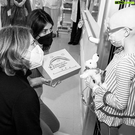Alessandra Mastronardi Instagram - Un regalo sospeso. Una meravigliosa iniziativa di @unicefitalia in collaborazione con @clementonitoys. Grazie ai meravigliosi medici del reparto di Neuropsichiatria infantile e neuro muscolare e neurochirurgia infantile e oncologia pediatrica del @policlinicogemelli di Roma e agli @gli_angeli_di_pediatria • Grazie ai piccoli Lorenzo, Erika, Denise, Sofia, Martina, Lorenzo, Stefano e tanti altri piccoli con le loro mamme che con coraggio sostengono tutti i giorni un peso incredibile con una forza che solo una madre trova, anche nelle notti più buie. A voi il più caloroso degli abbracci e un rispetto assoluto. 🙏🏻🎄📸 @pino_pacifico_photographer - @andreaiacomini