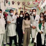 Alessandra Mastronardi Instagram – Un regalo sospeso. Una meravigliosa iniziativa di @unicefitalia in collaborazione con @clementonitoys. 
Grazie ai meravigliosi medici del reparto di Neuropsichiatria infantile e neuro muscolare e neurochirurgia infantile e oncologia pediatrica del @policlinicogemelli di Roma e agli  @gli_angeli_di_pediatria 
•
Grazie ai piccoli 
Lorenzo, Erika, Denise, Sofia, Martina, Lorenzo, Stefano e tanti altri piccoli con le loro mamme che con coraggio sostengono tutti i giorni un peso incredibile con una forza che solo una madre trova, anche nelle notti più buie. 
A voi il più caloroso degli abbracci e un rispetto assoluto. 

🙏🏻🎄📸 @pino_pacifico_photographer – @andreaiacomini