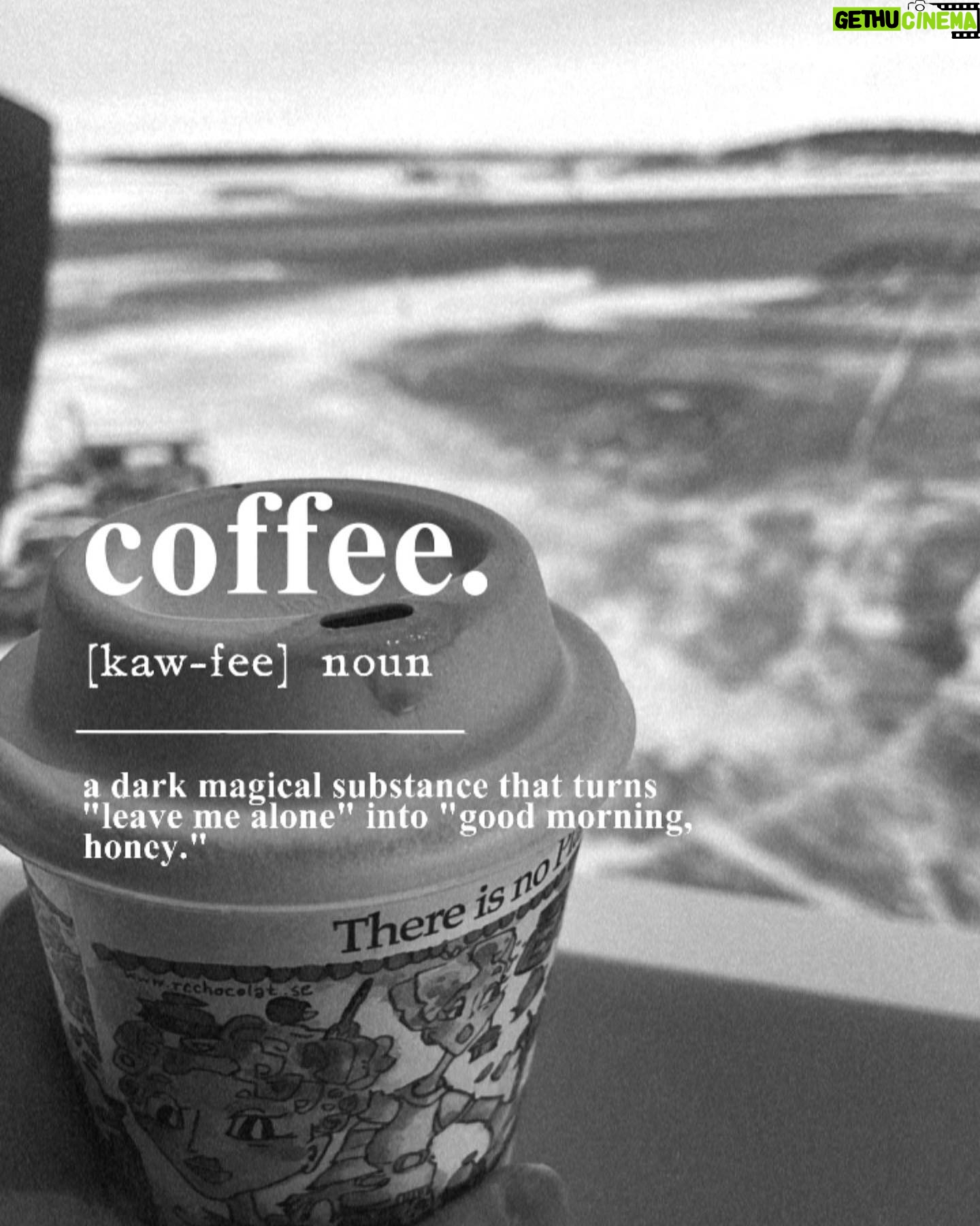 Alessandra Mastronardi Instagram - Coffee. On the go. Again.