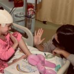 Alessandra Mastronardi Instagram – Un regalo sospeso. Una meravigliosa iniziativa di @unicefitalia in collaborazione con @clementonitoys. 
Grazie ai meravigliosi medici del reparto di Neuropsichiatria infantile e neuro muscolare e neurochirurgia infantile e oncologia pediatrica del @policlinicogemelli di Roma e agli  @gli_angeli_di_pediatria 
•
Grazie ai piccoli 
Lorenzo, Erika, Denise, Sofia, Martina, Lorenzo, Stefano e tanti altri piccoli con le loro mamme che con coraggio sostengono tutti i giorni un peso incredibile con una forza che solo una madre trova, anche nelle notti più buie. 
A voi il più caloroso degli abbracci e un rispetto assoluto. 

🙏🏻🎄📸 @pino_pacifico_photographer – @andreaiacomini