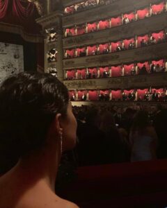 Alessandra Mastronardi Instagram - Un meraviglioso sogno diventato realtà.. La Prima di tutto. Tanto tanto emozionati ma felici Grazie @giorgioarmani - @tiffanyandco e il meraviglioso team @stellagiannetti @eli.szemere @vaneboz @othersrl @simonebellireal @vickyhairfusion @raffaeleschioppomakeup @teatroallascala @giansunny 🤍