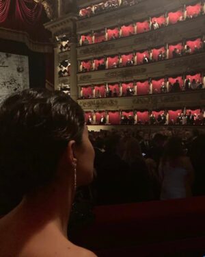 Alessandra Mastronardi Instagram - Un meraviglioso sogno diventato realtà.. 
La Prima di tutto. 
Tanto tanto emozionati ma felici 
Grazie @giorgioarmani - @tiffanyandco e il meraviglioso team @stellagiannetti @eli.szemere @vaneboz @othersrl @simonebellireal @vickyhairfusion @raffaeleschioppomakeup @teatroallascala

@giansunny 🤍