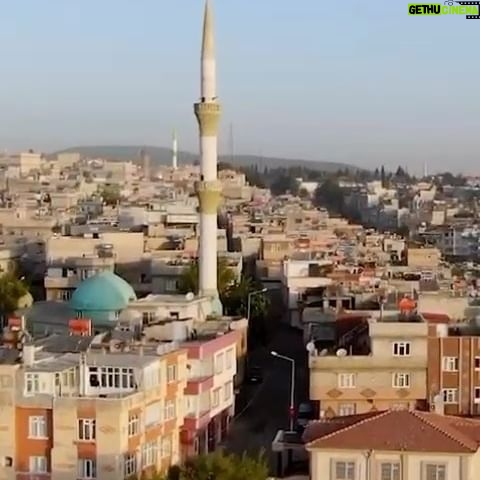 Alessandra Mastronardi Instagram - Dopo due anni sono tornata insieme all’UNICEF nel sud della Turchia, al confine con la Siria, il cuore ferito del mondo. Qui, 100 giorni fa, un terribile terremoto ha cambiato in un attimo milioni di vite. In questa terra che accoglie e abbraccia le sofferenze dei più vulnerabili, il terremoto ha aggiunto un nuovo capitolo buio alle storie di milioni di bambine e bambini. Ho ascoltato le loro storie, le loro voci e ho incontrato nuovamente il sorriso dei più piccoli, che sono rimasti gli stessi, meravigliosi, più vivi e accesi che mai, nonostante tutto. Qui la vita continua a resistere e non si arrende, come gli operatori dell’UNICEF che stanno portando aiuti concreti e provando a curare il dolore, dando a ognuno di questi bambini la possibilità di credere nel futuro. @unicefitalia @unicefturkiye @andreaiacomini