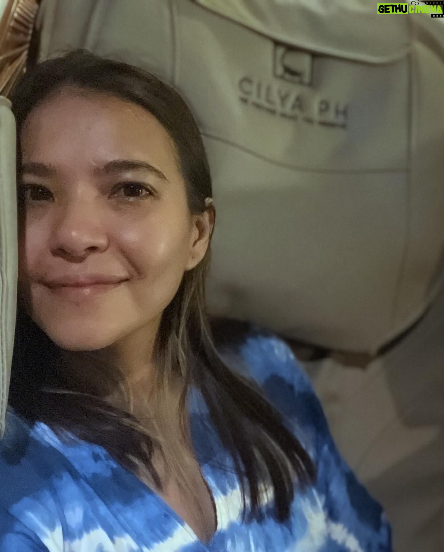 Alessandra de Rossi Instagram - Woke up like this in my @cilya.ph massage chair! Sobrang saya naman, meron from head to toe! What an experience!
