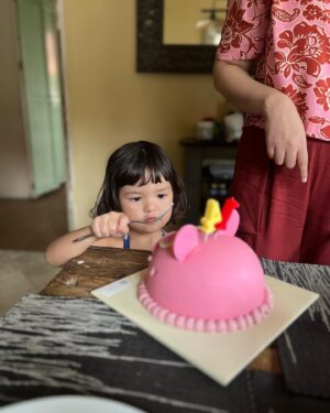Alessandra de Rossi Instagram - Happy birthday Fiore!!!! Ay mali! Yung nanay pala!!! 🤣🤣🤣 happy birthday @assuntaledesma! I wish you more pera so you can transfer to my account! Charot!!! I love you ❤️
