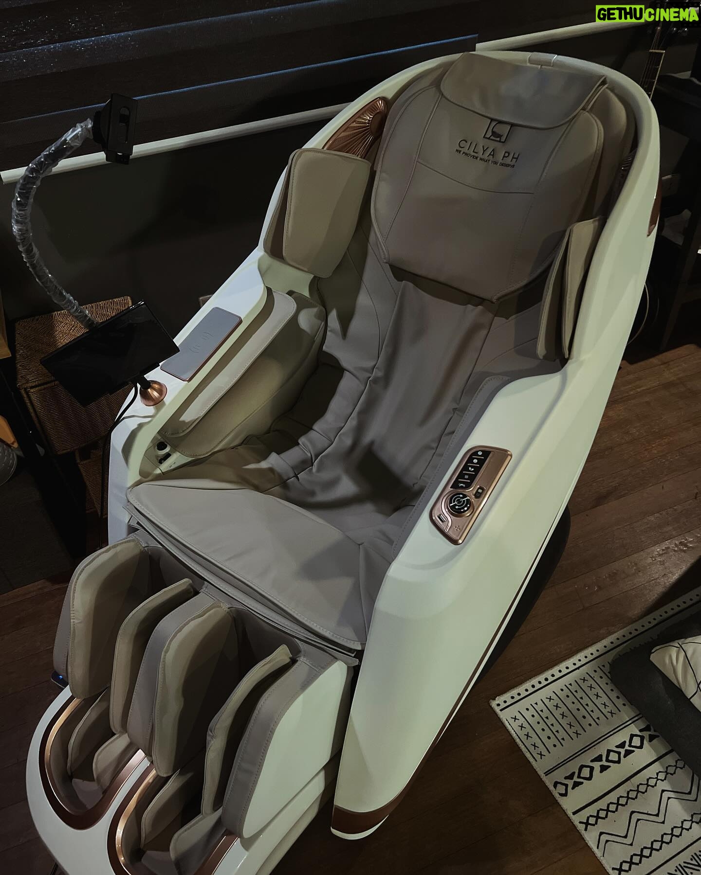 Alessandra de Rossi Instagram - Woke up like this in my @cilya.ph massage chair! Sobrang saya naman, meron from head to toe! What an experience!