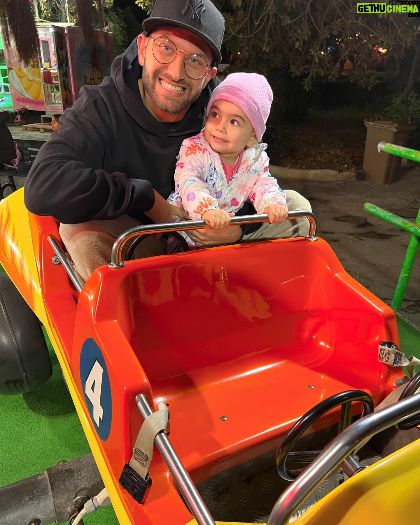 Alessia Macari Instagram - Al mio mondo, Polpetta non posso credere che tu abbia già due anni! A volte ti guardo e penso come abbiamo fatto a creare una bambina così perfetta! Sei il mio sogno diventato realtà . Sono così fortunata che tu mi abbia scelto come tua mamma🩷 Sei amata da così tanti! Riesci sempre ad affascinare tutti con il tuo carattere forte e divertente ma molto determinato e amichevole. Vedo così tanto di me stessa in te, il modo in cui canti e balli ma poi ti trasformi in un calciatore e mi confondi e spari gol come il tuo papà. Hai quella scintilla negli occhi. Sei il piccolo essere umano più gentile e dolce che conosca.. Ed io più che fortunata ad essere tua mamma 🩷 hai reso le nostre vite migliori! Tu sei la principessa della nostra casa e la regina del mio cuore. Continua ad essere cosi amore mio, non cambiare mai. Il mio cuore è così pieno e grato🩷 Buon compleanno Nevaeh, spero sia il miglior compleanno possibile🩷 Ti amerò sempre Mamma 2 #birthday #2 #firstborn #love